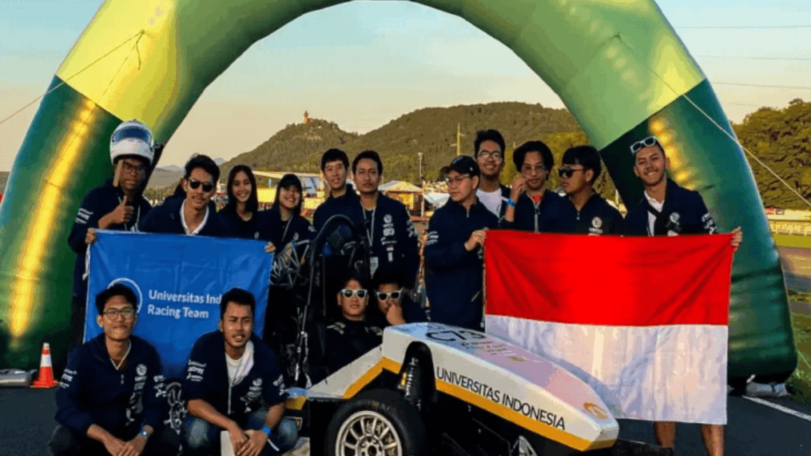 Mobil balap UI