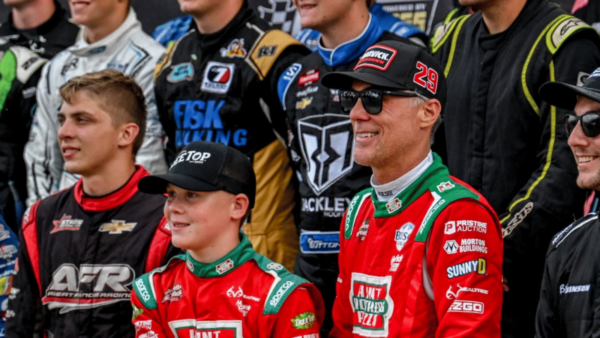 Kevin Harvick Muncul di Video Musik Country